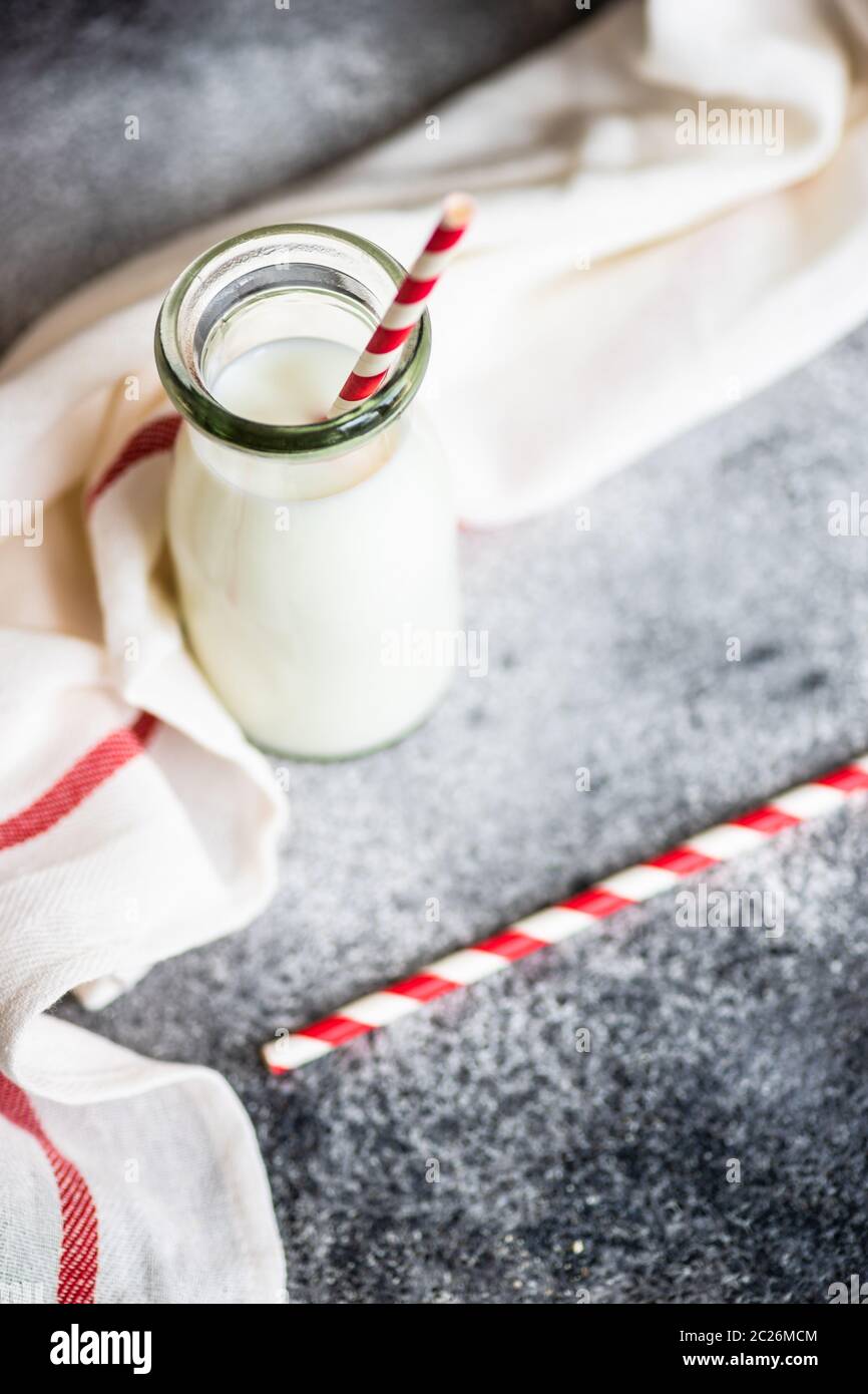 Abfüller der Milch in der Küche Stockfoto