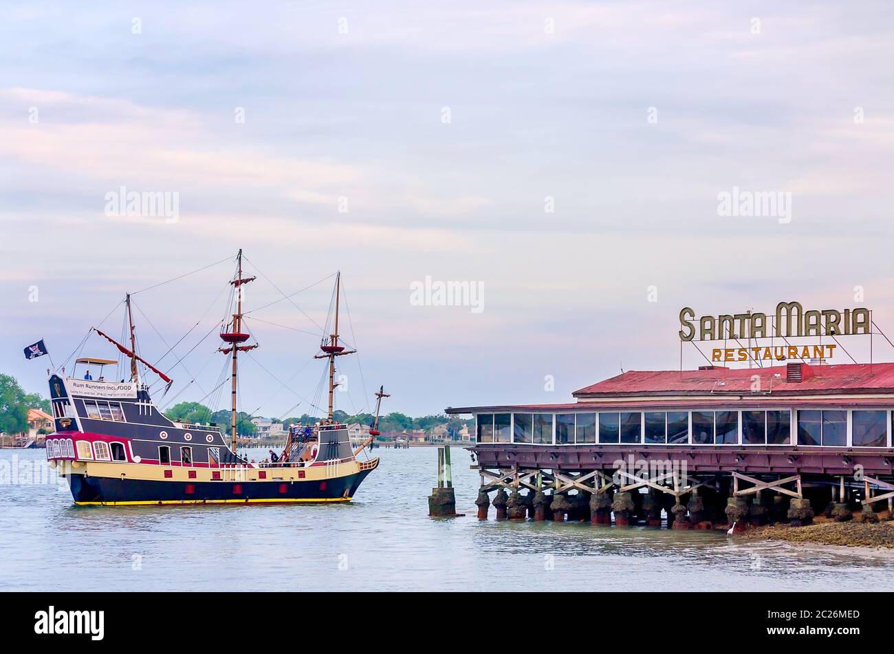 Das Piratenschiff Black Raven nimmt Touristen mit auf eine Rumrunner-Kreuzfahrt in der Nähe des Restaurants Santa Maria, 10. April 2015, in St. Augustine, Florida. Stockfoto