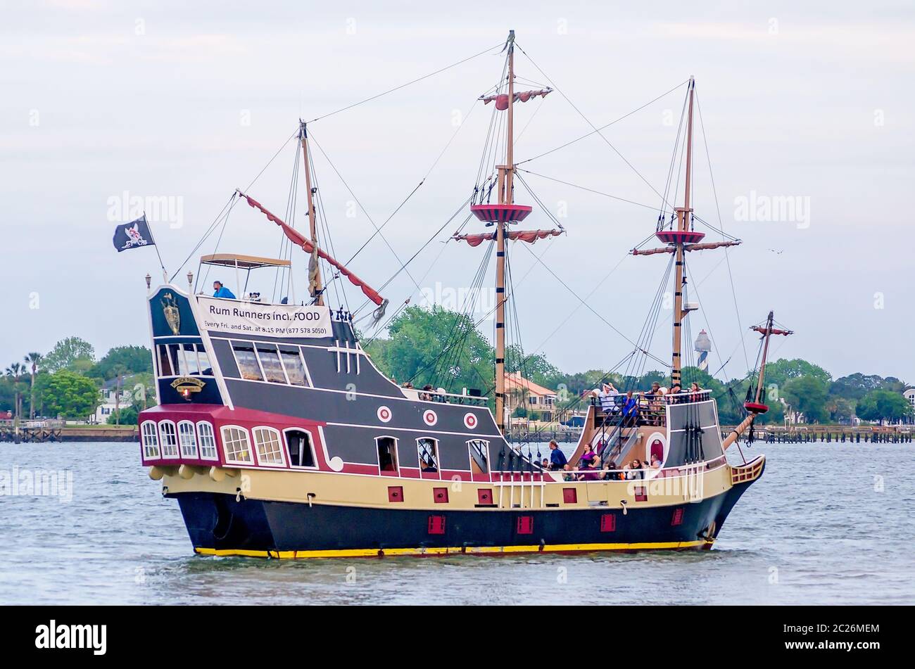 Das Piratenschiff Black Raven nimmt Touristen mit auf eine Rumrunner-Kreuzfahrt im Matanzas River, 10. April 2015, in St. Augustine, Florida. Stockfoto