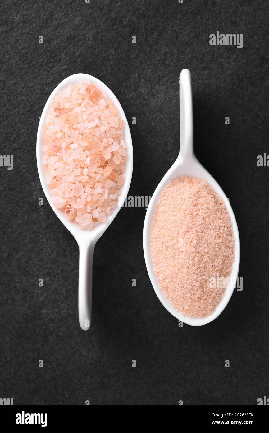 Grobe und feine rosa Himalaya Salz auf kleine Löffel, Overhead auf schiefer fotografiert (selektive Fokus, Fokus auf dem Salz) Stockfoto