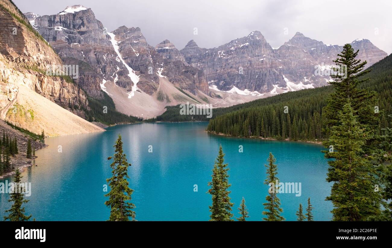 Moraine Lake in den kanadischen felsigen Bergen mit blauem Wasser und Schneespitze Stockfoto