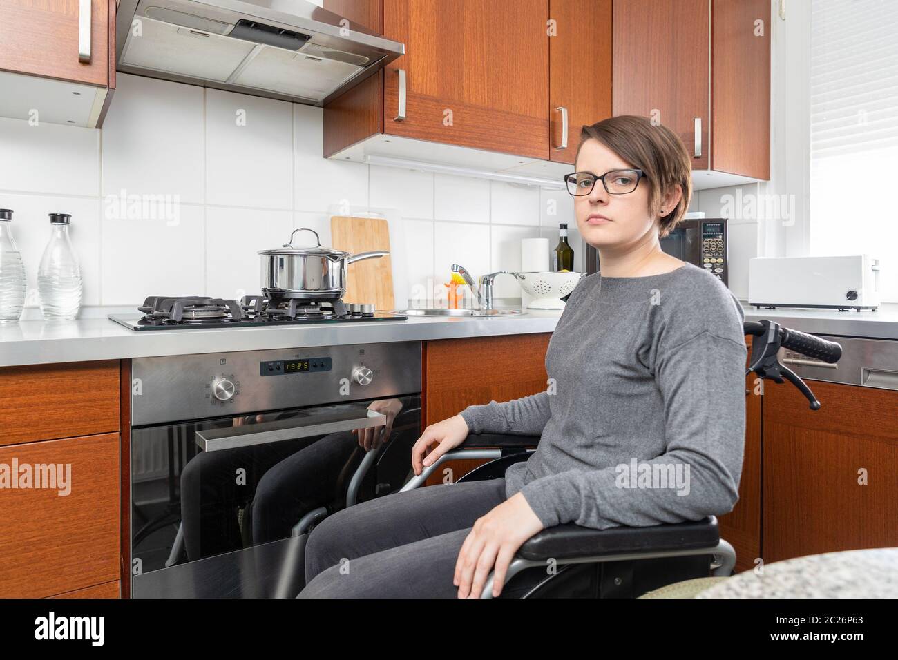 Behinderte Frau Kochen in der Küche Stockfoto