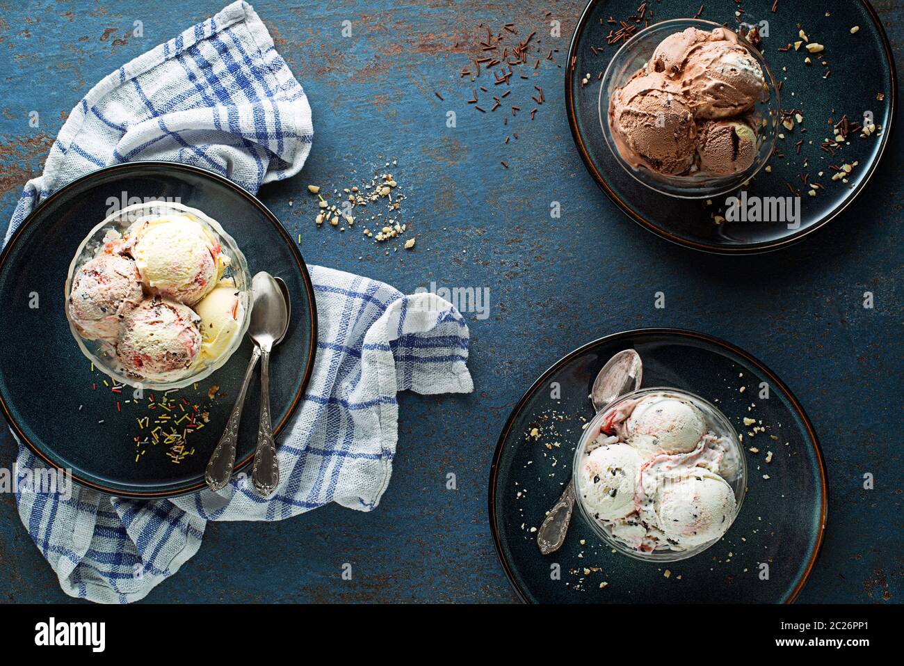 Satz von Eis Kugeln in verschiedenen Farben und Geschmacksrichtungen mit Beeren, Nüssen und Früchten Stockfoto