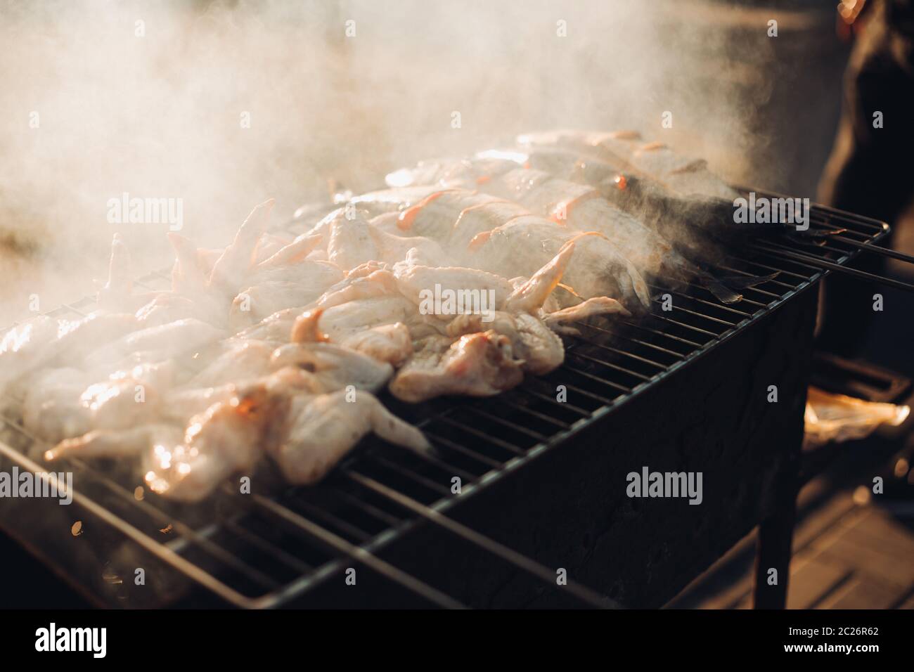 Auf gegrilltem Schweinefleisch Grill, Holzkohle Grill zubereitet ist wunderschön. Das Fleisch auf dem Feuer. Das Fleisch auf die Kohlen Stockfoto