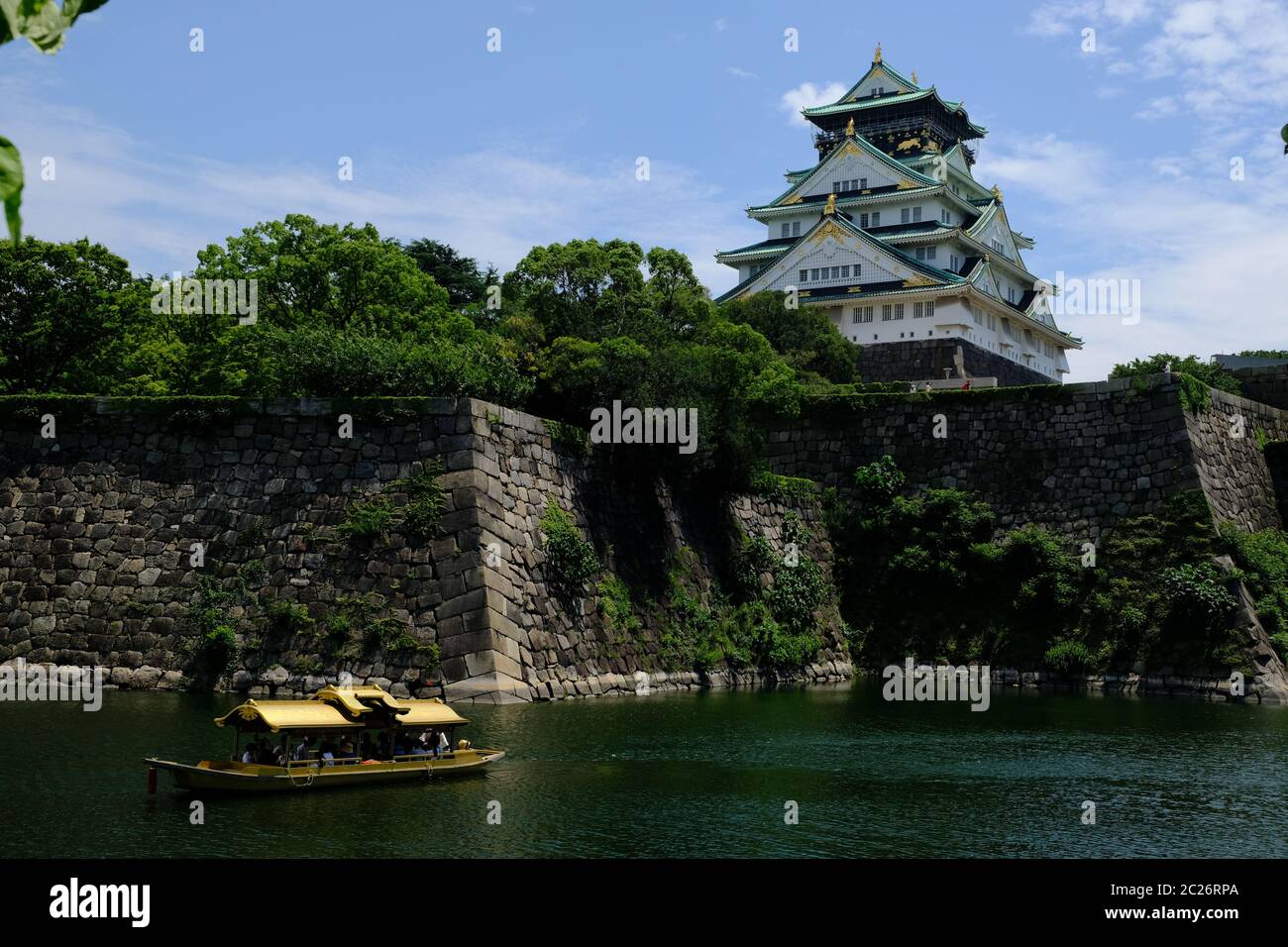 Osaka Japan - Burg und Burggraben von Osaka mit einem Ausflugsboot Stockfoto