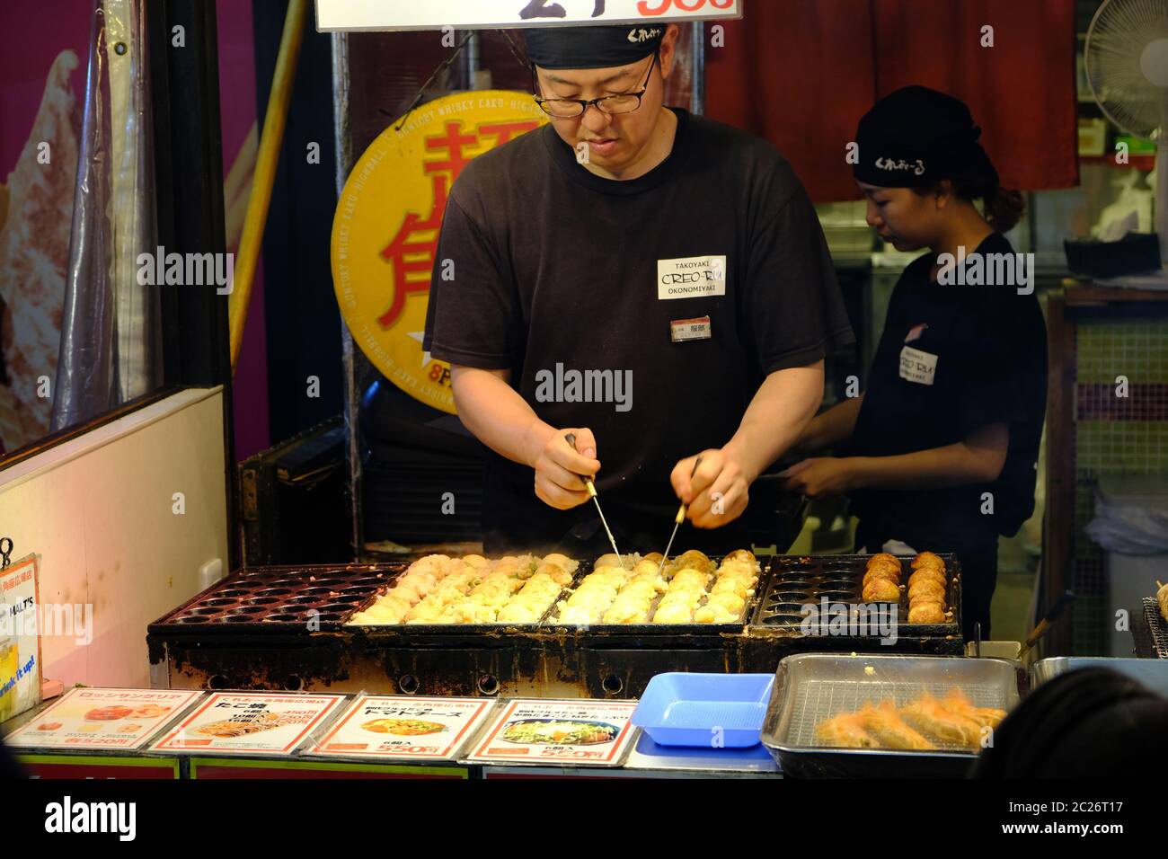 Osaka Japan - Street Food Restaurants in der Dotonbori Street Stockfoto