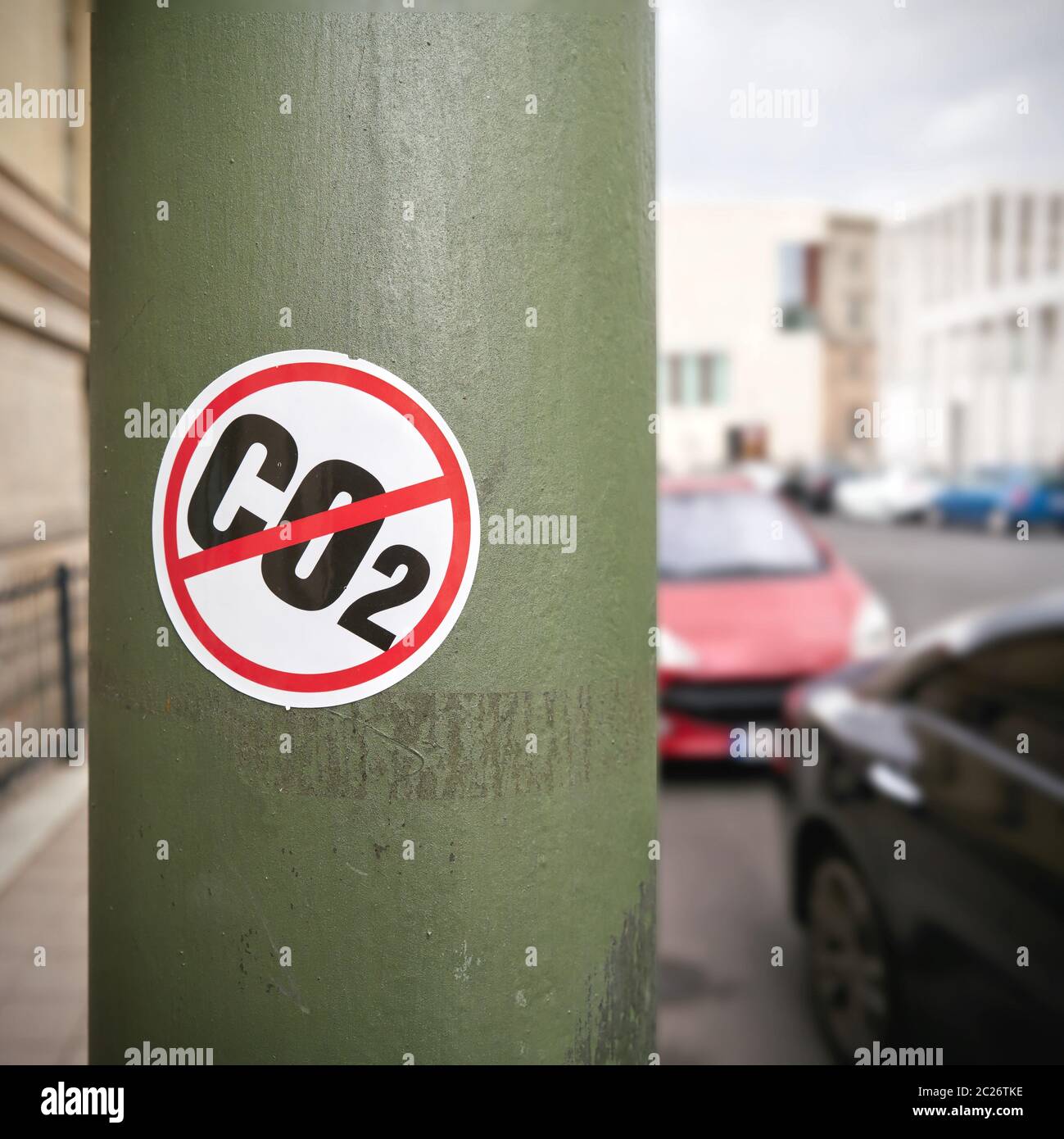 Aufkleber als Protest gegen den CO2-Ausstoß auf eine Säule in Berlin Stockfoto