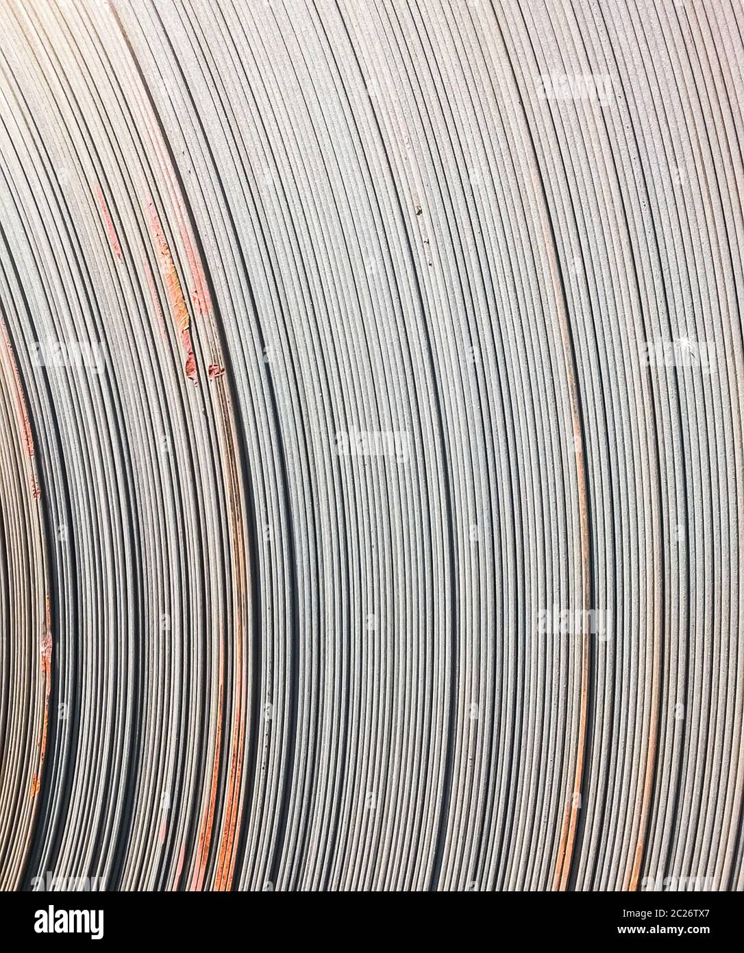 Bleche in Rollen. Exportieren von Stahl. Verpackung von Stahl für den Transport. Stockfoto