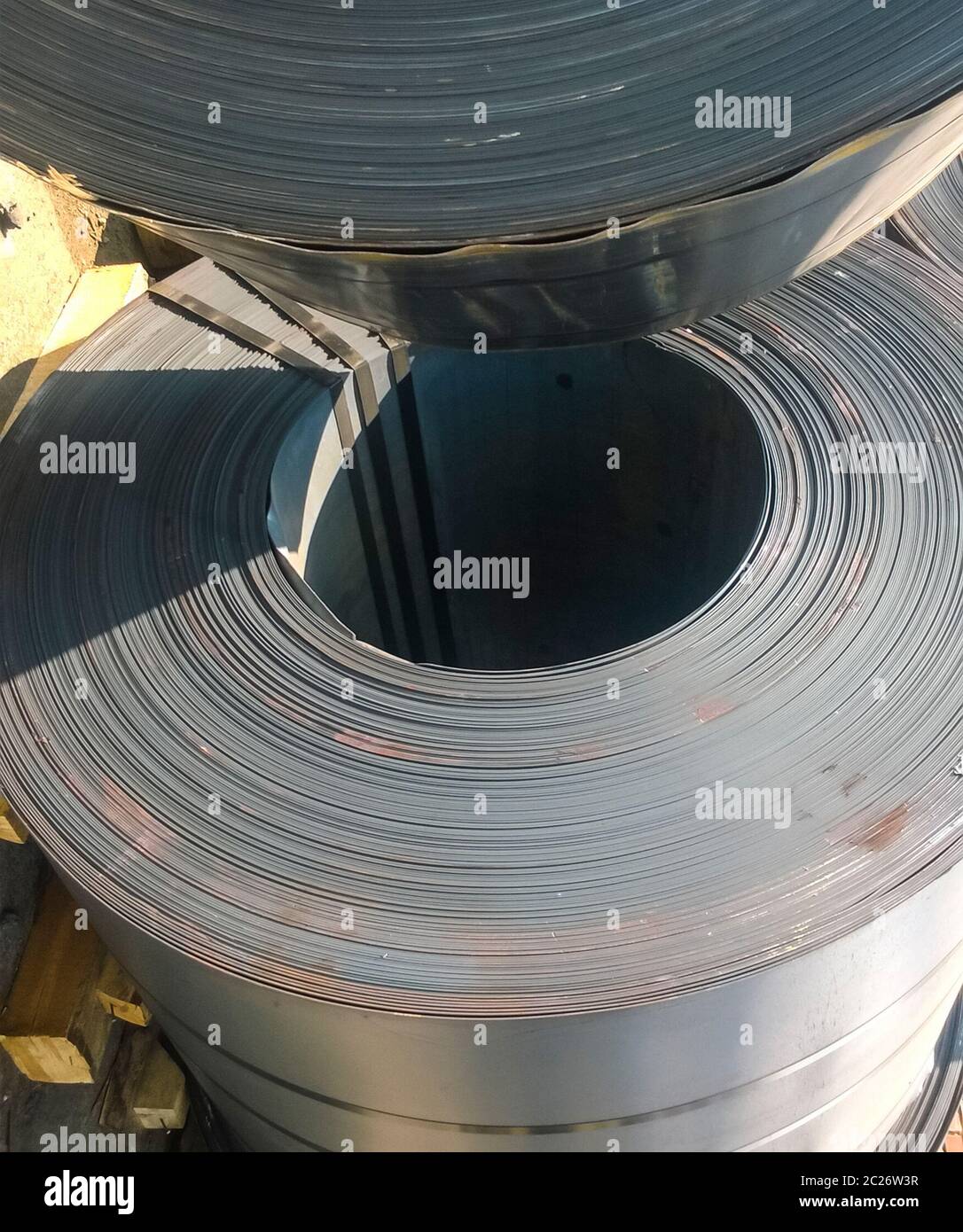 Bleche in Rollen. Exportieren von Stahl. Verpackung von Stahl für den Transport. Stockfoto