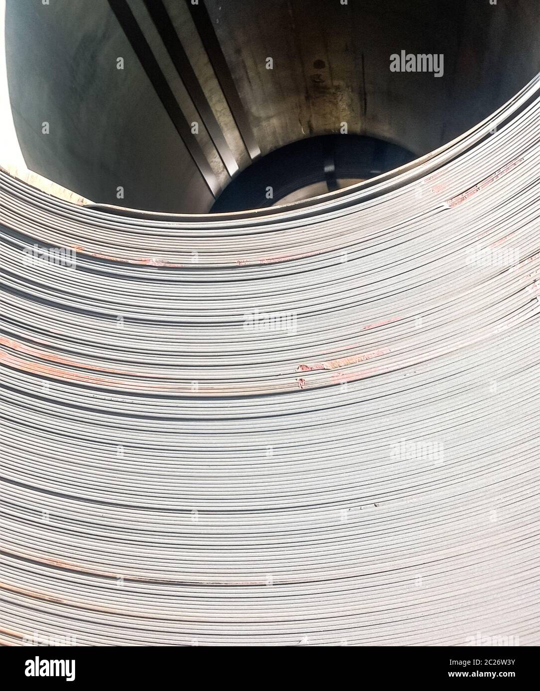 Bleche in Rollen. Exportieren von Stahl. Verpackung von Stahl für den Transport. Stockfoto