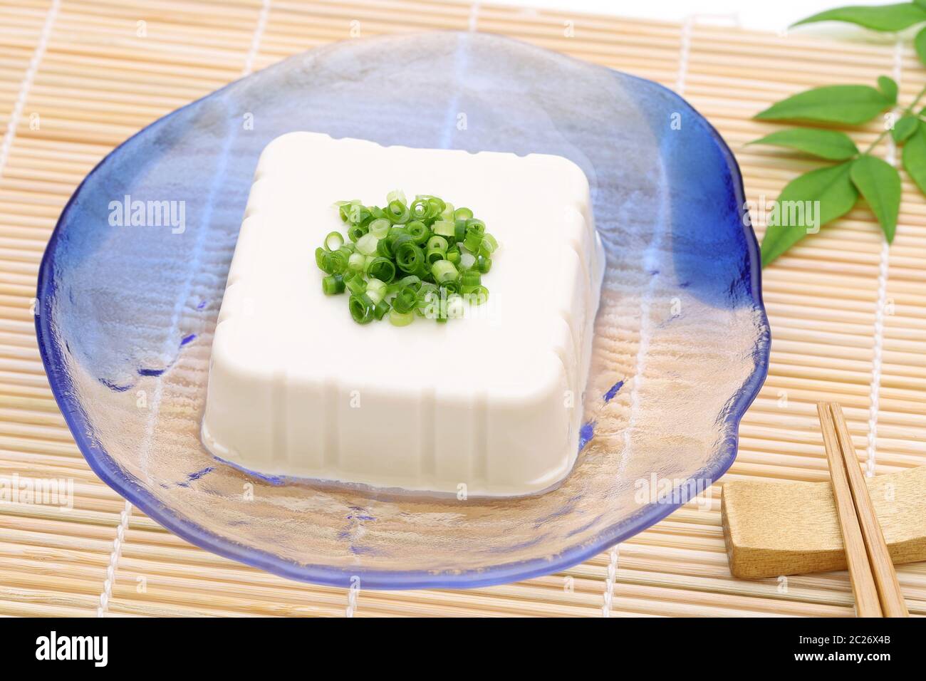 Japanisches Essen, japanischer weicher, kalter Tofu auf einer Glasplatte auf dem Esstisch Stockfoto