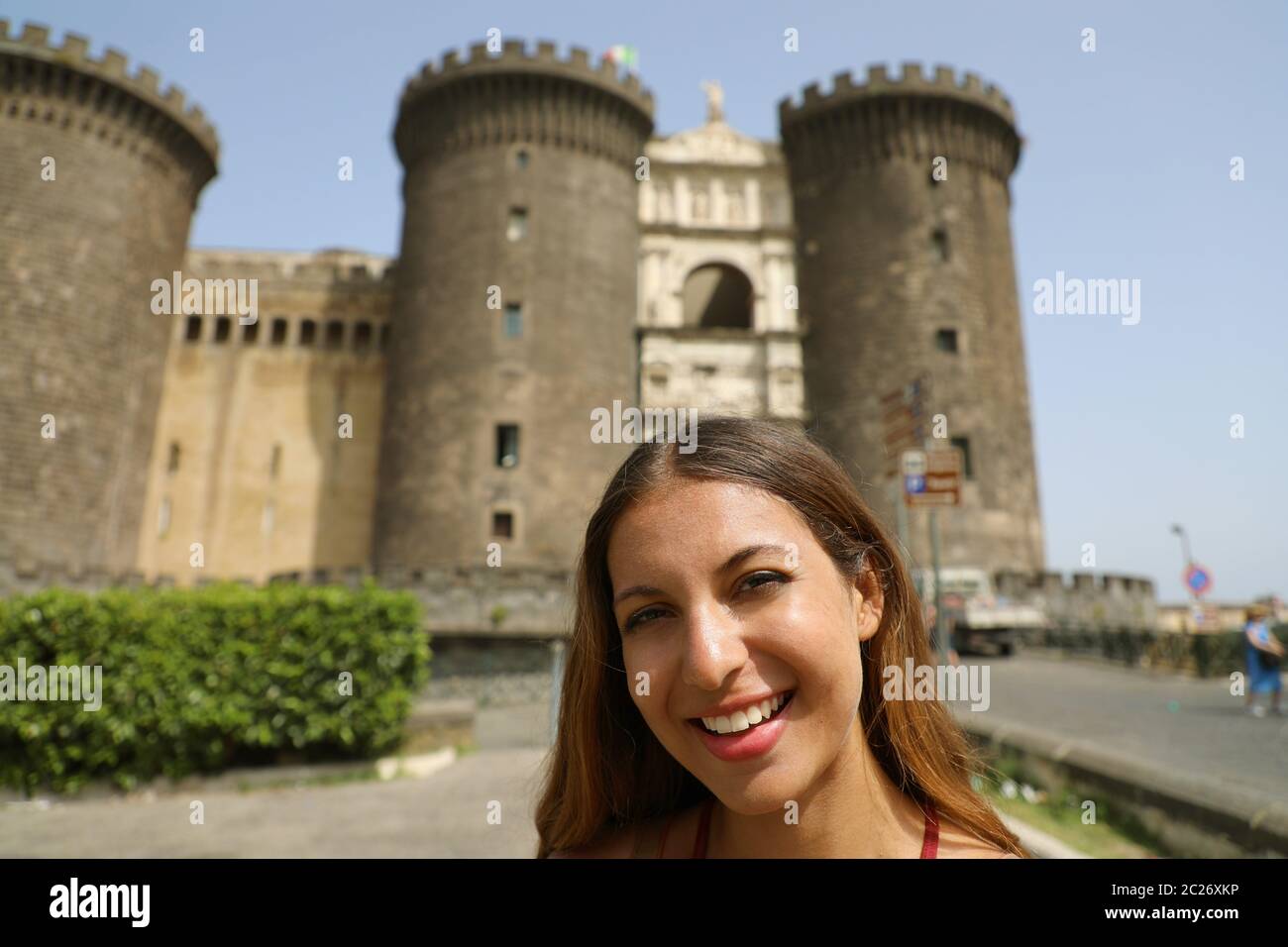 Lächelnden jungen Frau unter selfie Foto in Neapel mit Castel Nuovo Schloss im Hintergrund, Neapel, Italien Stockfoto