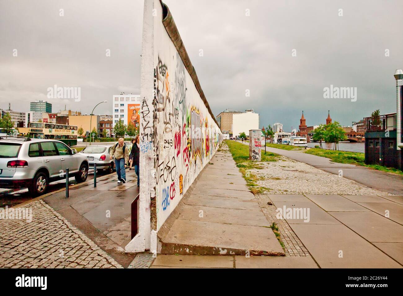 Graffiti auf Überresten der Berliner Mauer, Berlin, Deutschland Stockfoto