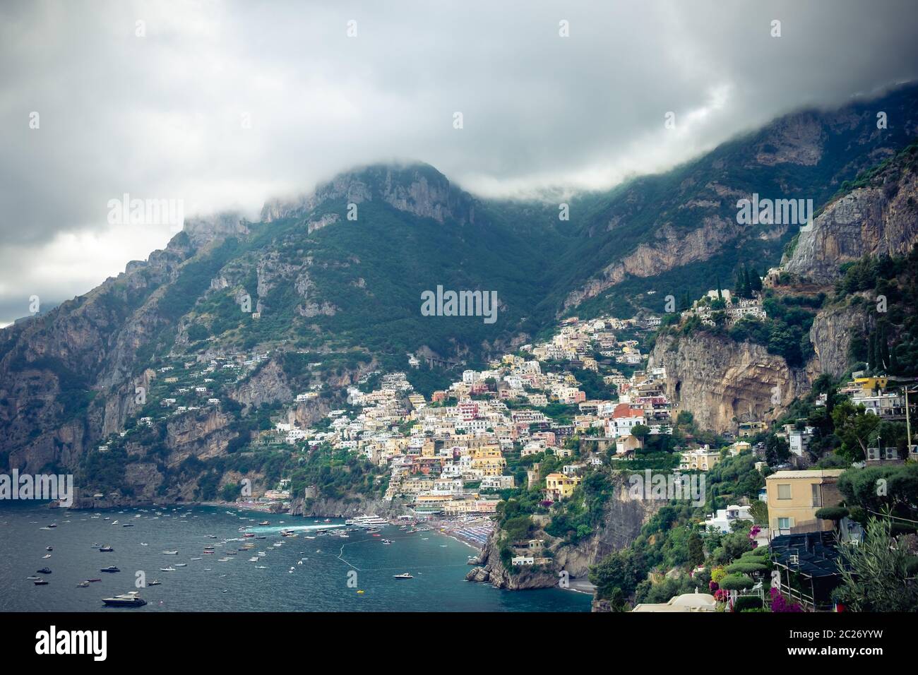 Blick auf Positano Dorf entlang der Amalfiküste in Italien Stockfoto