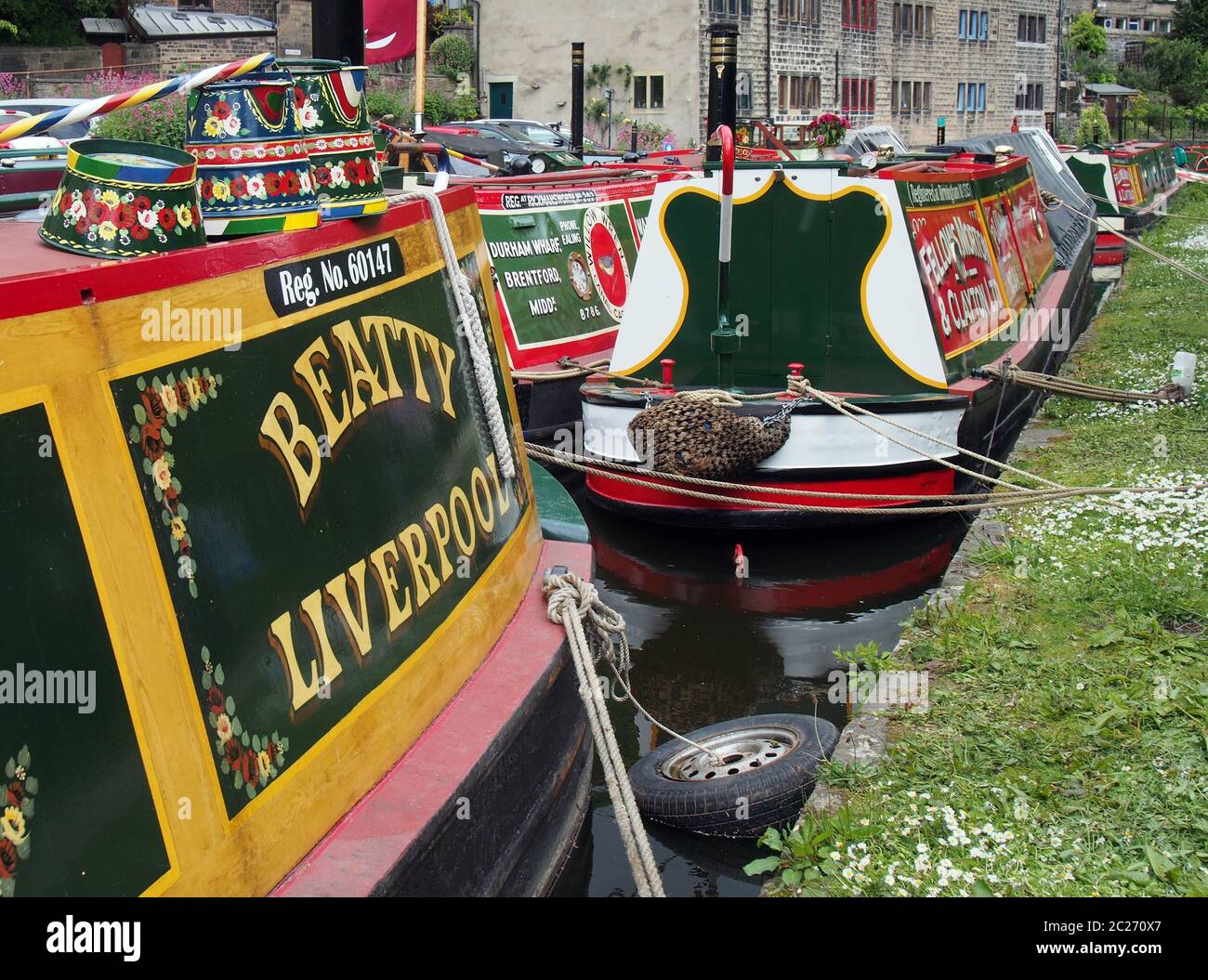 Alte Lastkähne an der engen Bootclub Versammlung am Mai Feiertag auf dem rochdale Kanal bei hebden Brücke in West yorksh statt Stockfoto