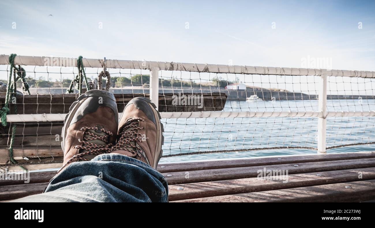 Ansicht der Rückseite mit der Fähre aus dem Hafen in Richtung der Insel von Yeu, Frankreich Stockfoto