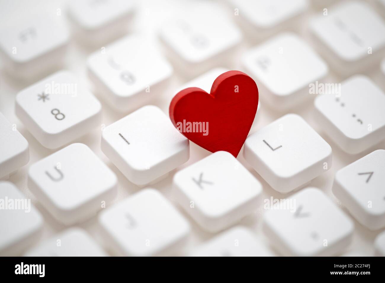 Kleine rote Herz auf der Computertastatur. Internet-dating-Konzept. Stockfoto