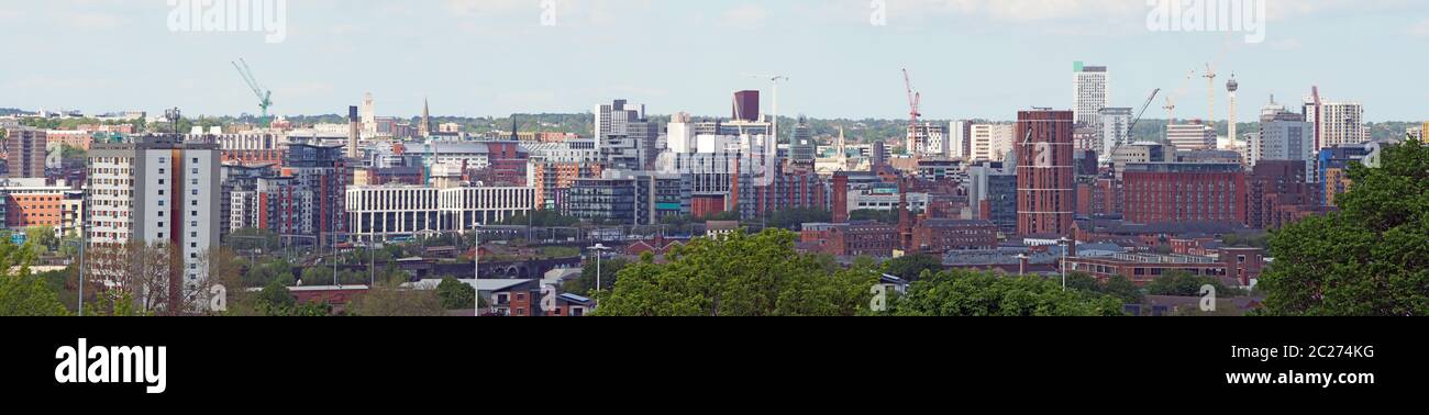 Ein breiter Panoramablick auf das gesamte Stadtzentrum von leeds mit Türmen, Apartments, Straßen und Geschäftsgebäuden vor einer blu Stockfoto