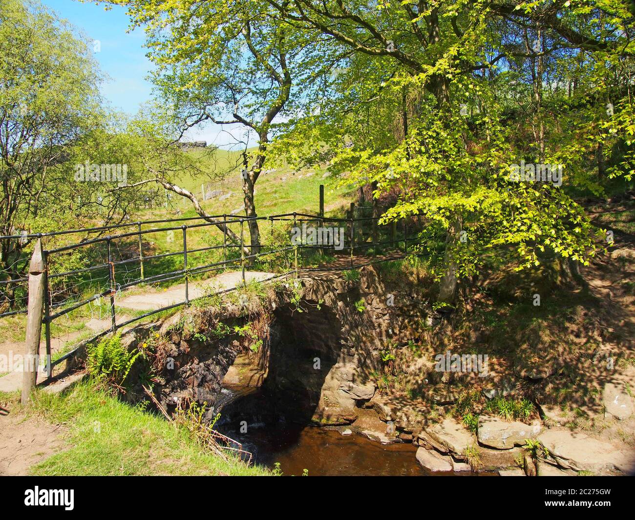 Die alte Papppferd-Brücke am Lumb Hole fällt einen Wasserfall in Wald bei Crimsworth Dean in der Nähe Pecket Well in calderdale West yorks Stockfoto