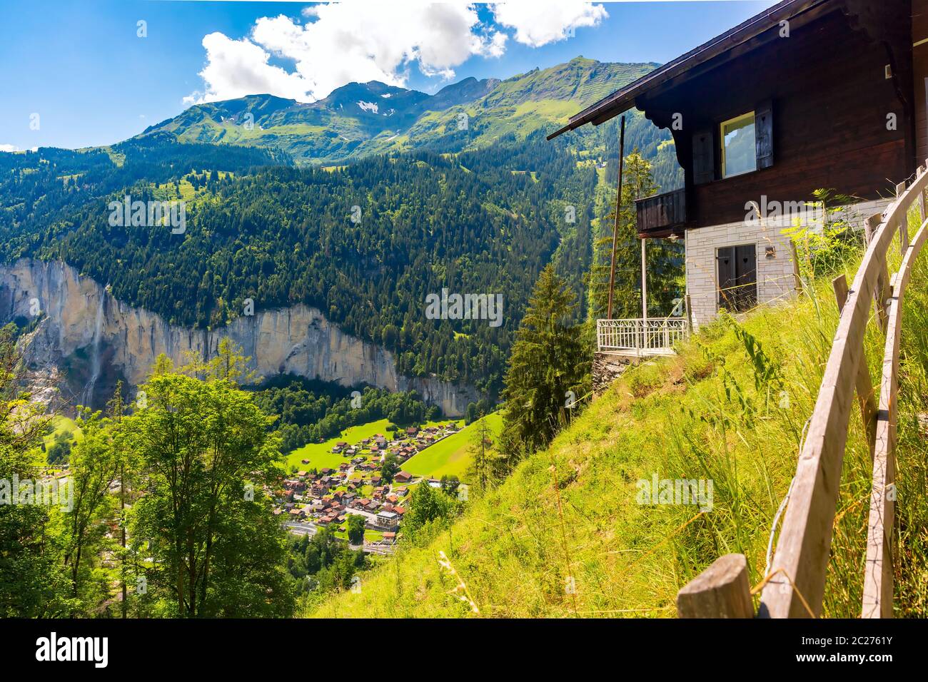 Einsames Haus in der Nähe von Bergdorf Lauterbrunnen, Berner Oberland, Schweiz. Stockfoto