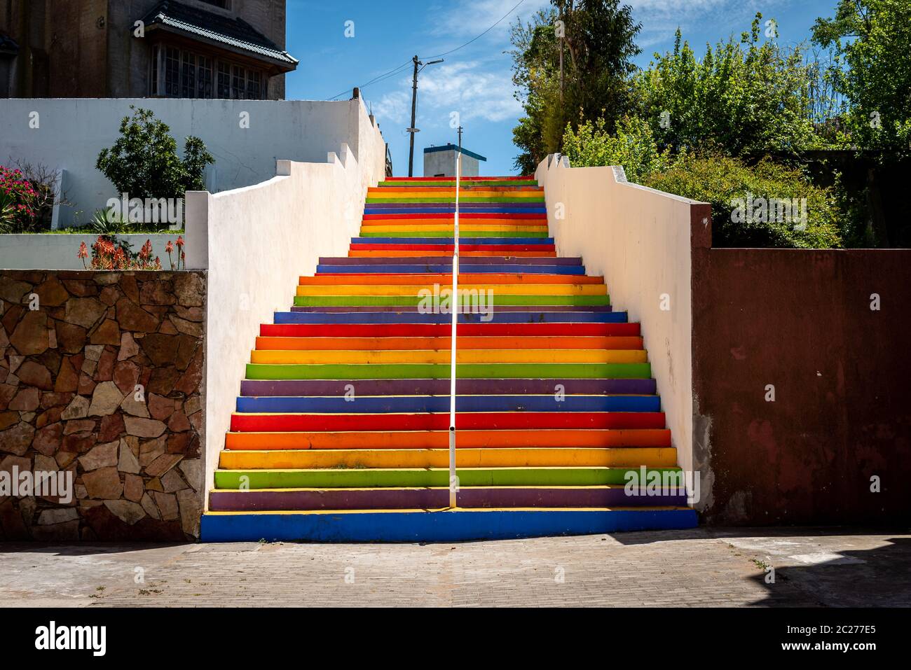 Bunte Treppe mit den Farben des Regenbogens gemalt Stockfoto