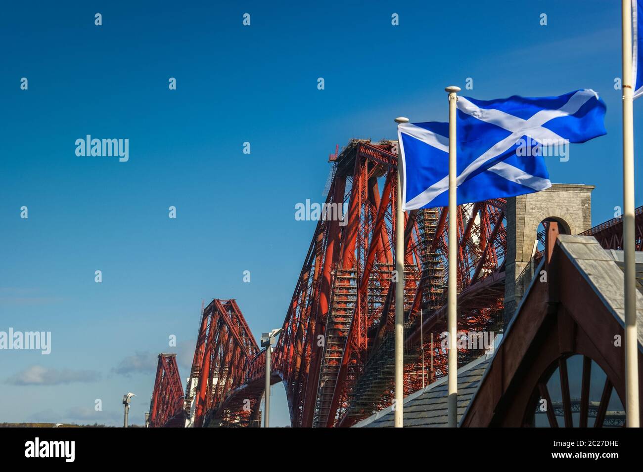 Forth Rail Bridge und schottische Flagge Stockfoto