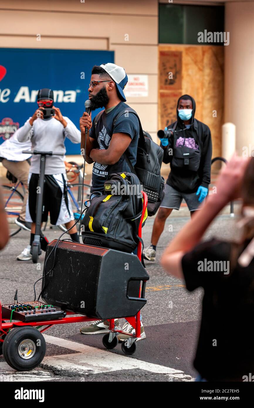 Sänger Kenny Sway spricht während der Führung marsch zu beobachten 8 Minuten 46 Sekunden auf I-395 aus Protest gegen die Brutalität der Polizei, Washington, DC, USA Stockfoto