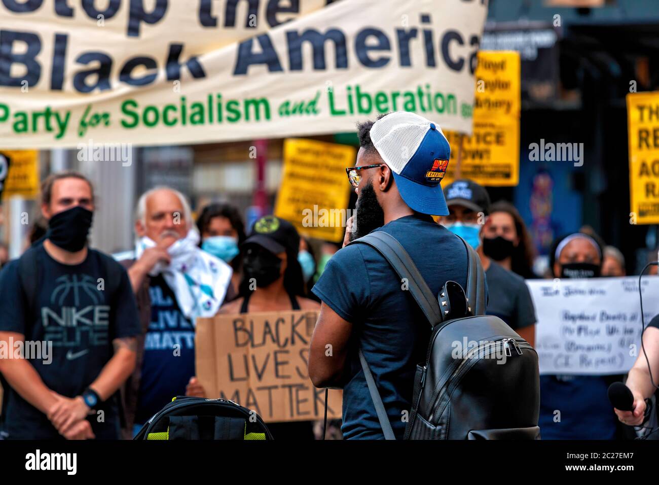 Sänger Kenny Sway spricht während eines marsches, um 8 I-395 aus Protest gegen Polizeibrutalität gegen Afroamerikaner, Washington, DC, USA zu beobachten Stockfoto