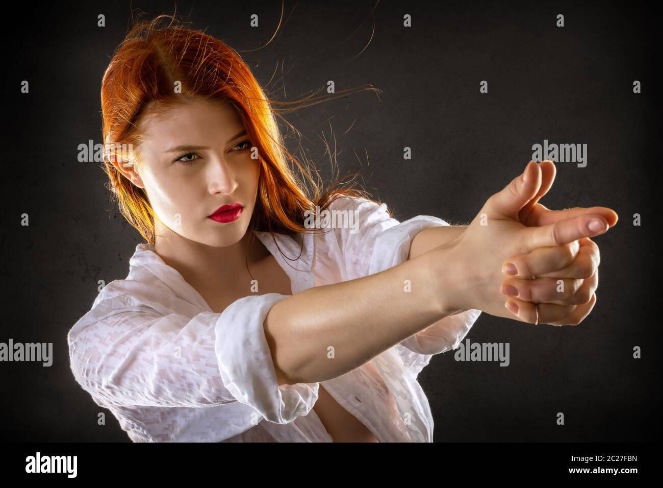 Sexy Frau, die mit ihren Händen auf ein Ziel zeigt Stockfoto