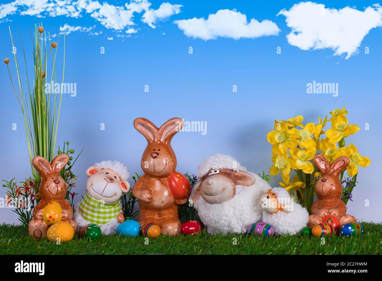 Der Osterhase mit den Lämmern Stockfoto