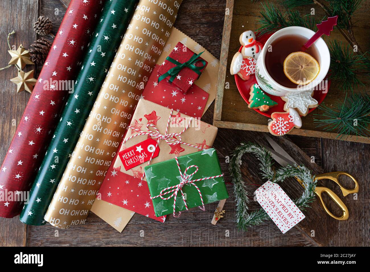 Wickeln kleine Geschenke mit bunten Papier für Weihnachten Stockfotografie  - Alamy