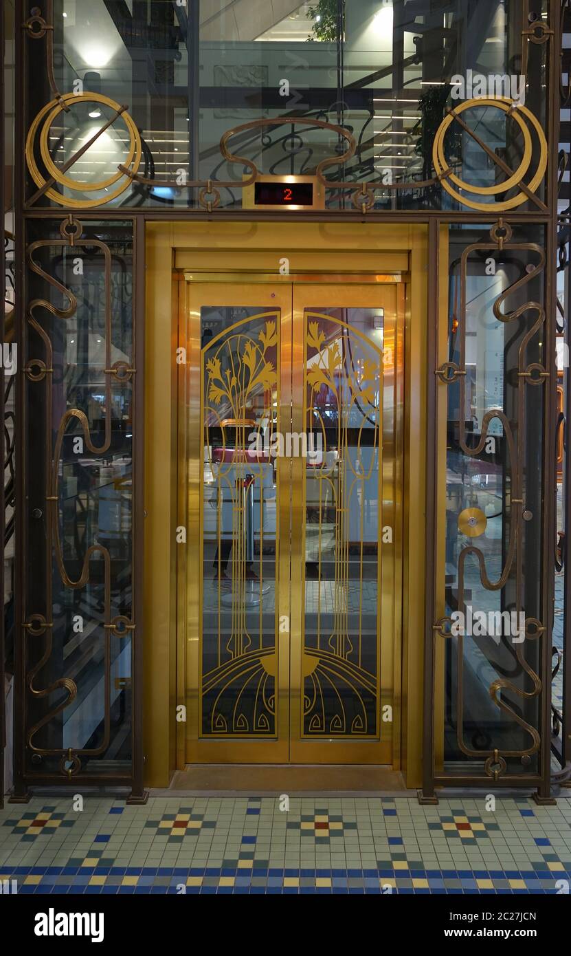Portal des Hauptaufzugs im Jugendstil im Handelshaus an der Roten Brücke Stockfoto