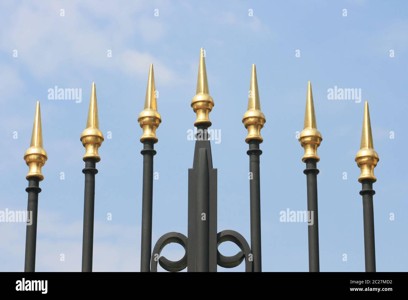 Vergoldete Bügeleisen spikes Stockfoto