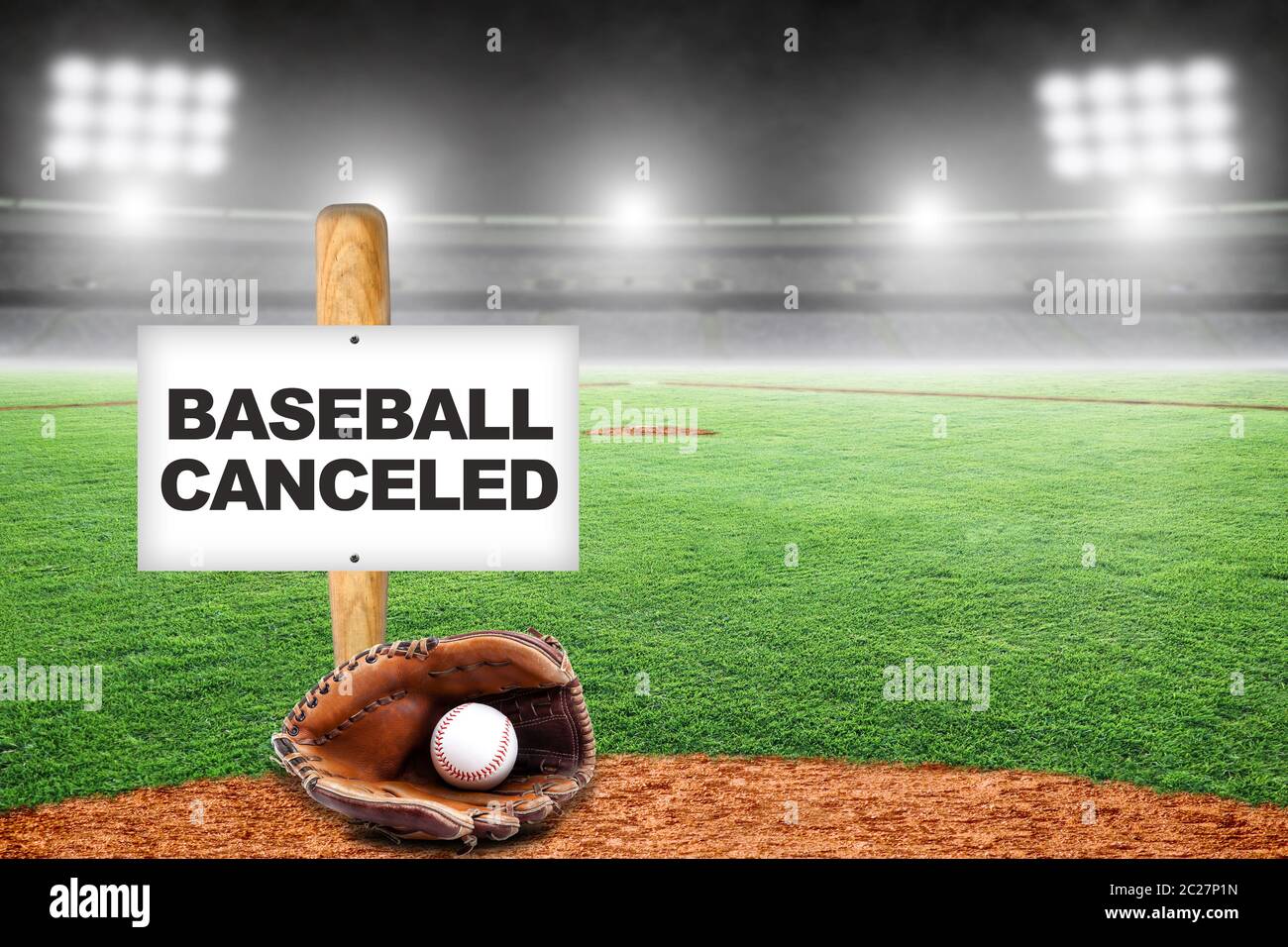 Baseball abgesagt Zeichen auf Baseball-Schläger auf dem Boden mit Handschuh und Ball in leerem Stadion stecken. Konzept der Baseball-Saison wegen Covid-19 abgesagt, Stockfoto