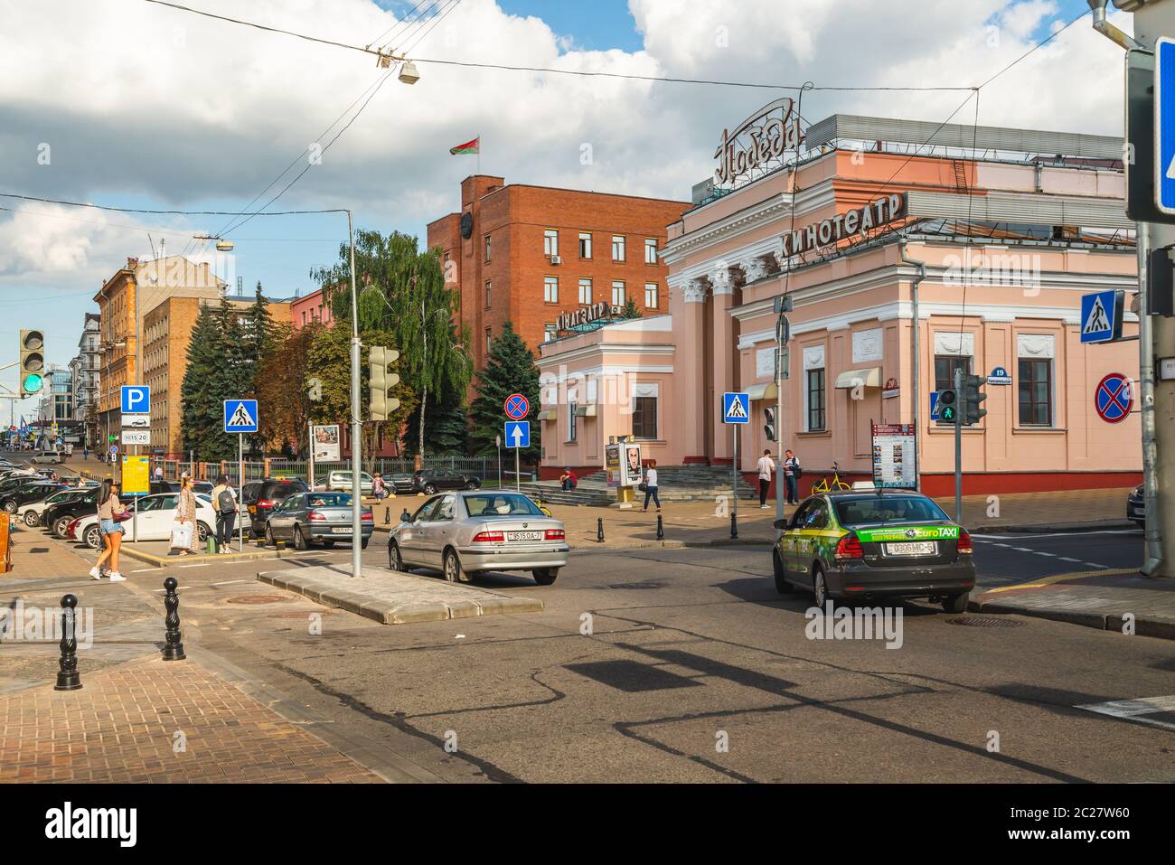 Minsk/Weißrussland - 5. September 2019 Internacyanalnaya Straße der Oberstadt in Minsk Innenstadt. Kino 'Pobeda' ( Sieg), Architektur, Verkehr, St Stockfoto