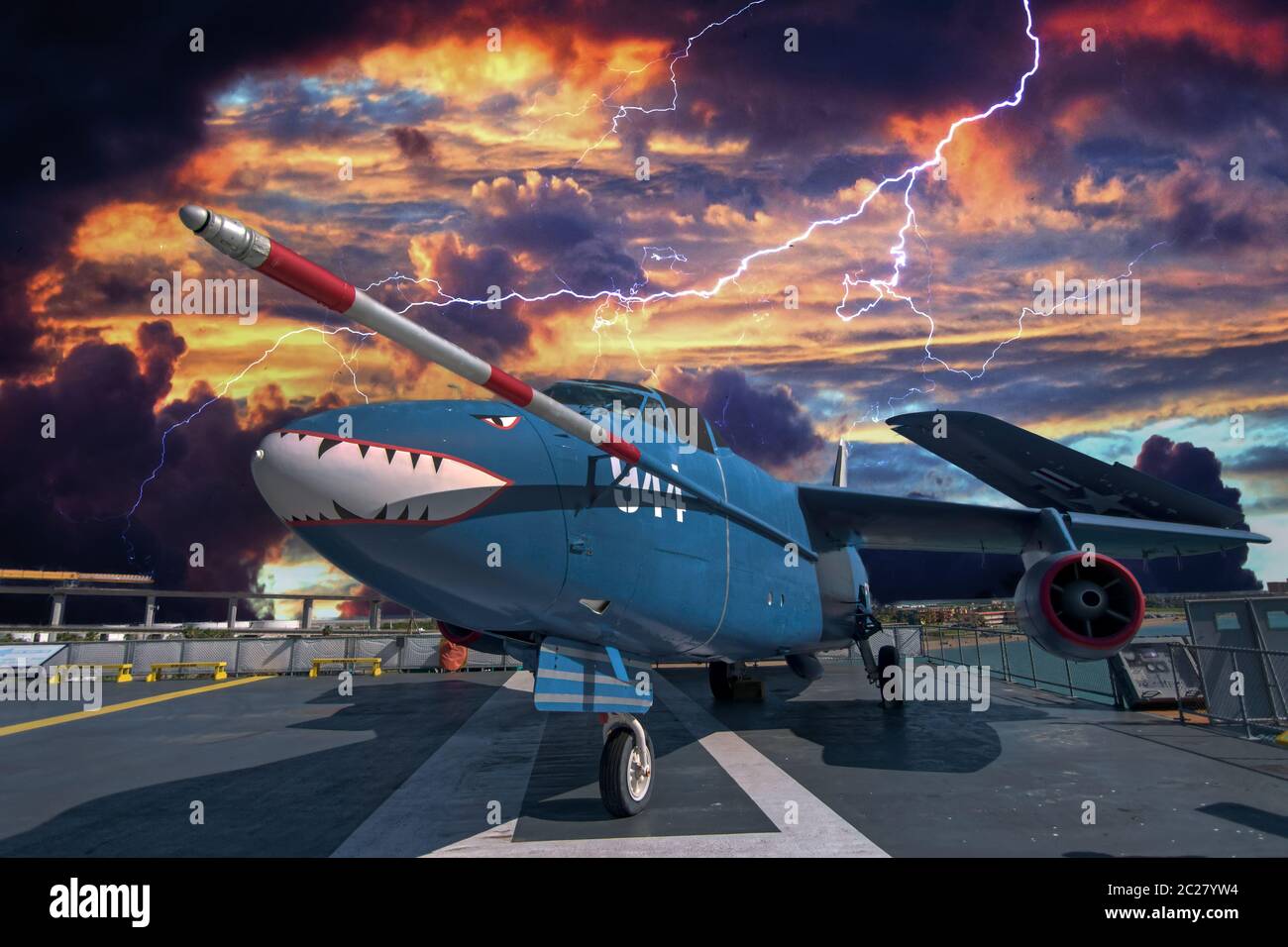 Historischer Jet auf dem Flugdeck des Flugzeugträgers mit Sturm tobend im Hintergrund als Beleuchtung trifft Composite-Bild launisch mächtig markante Konzept Fr. Stockfoto
