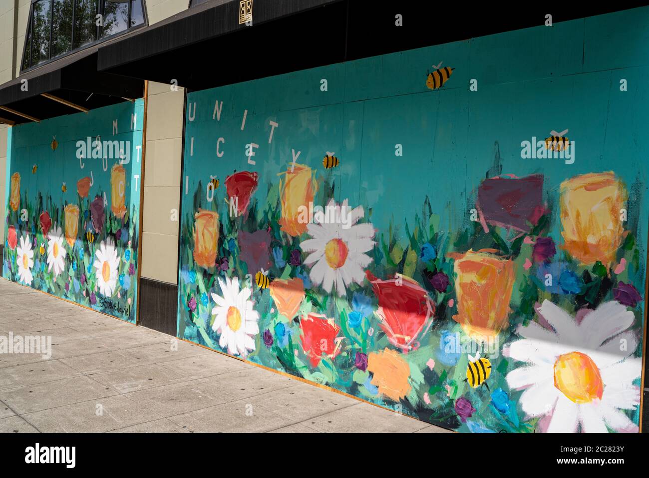 Oakland, CA Protestkunst auf vernagelten Gebäuden in der Innenstadt Stockfoto