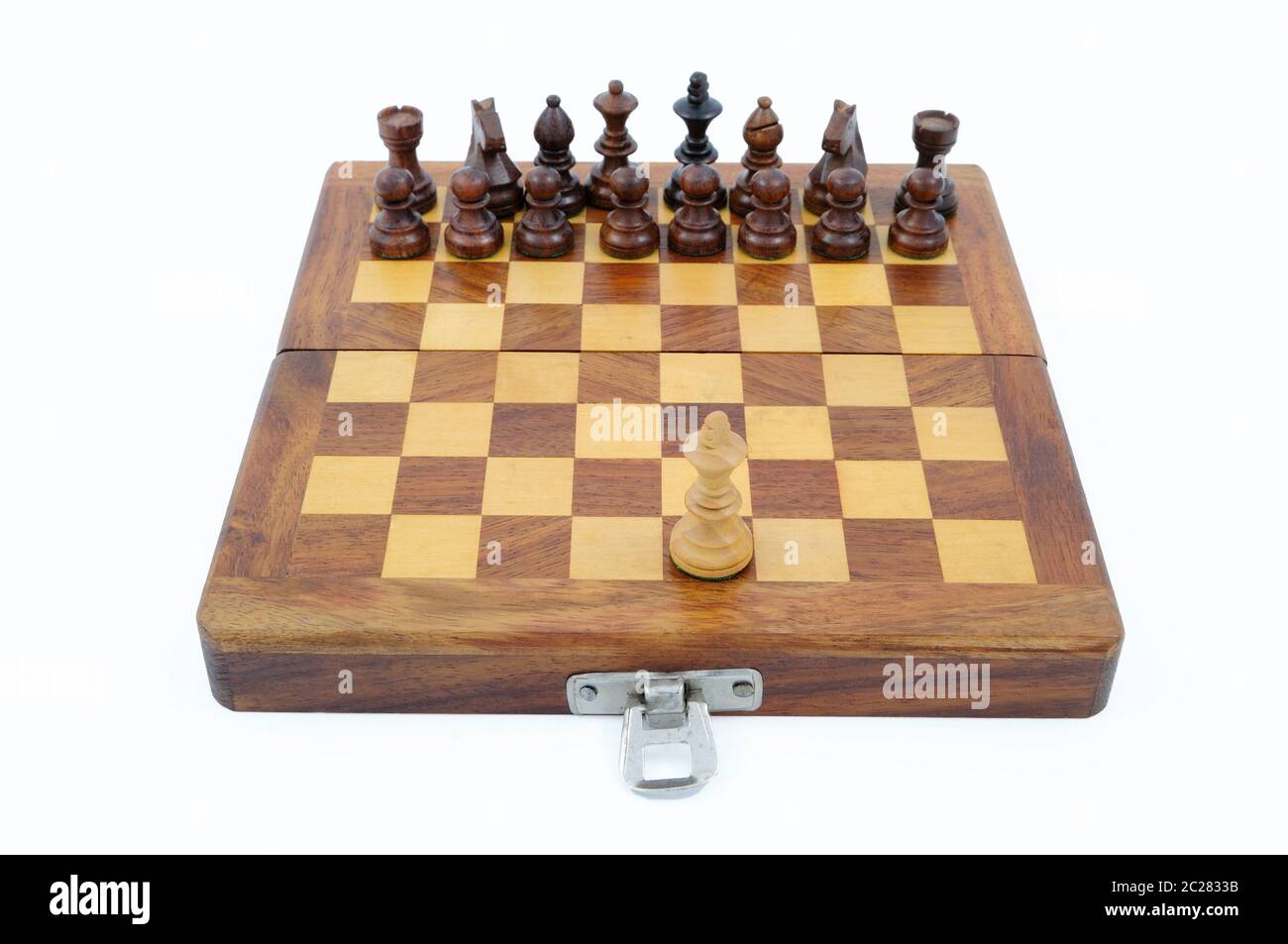 Ein Pocket Holzchessboard mit Schachfiguren auf weißem Hintergrund Stockfoto