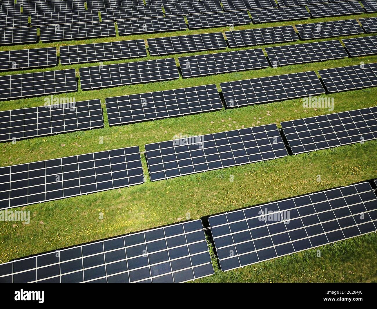 Große Solarpanel-Installation aus der Luft Stockfoto