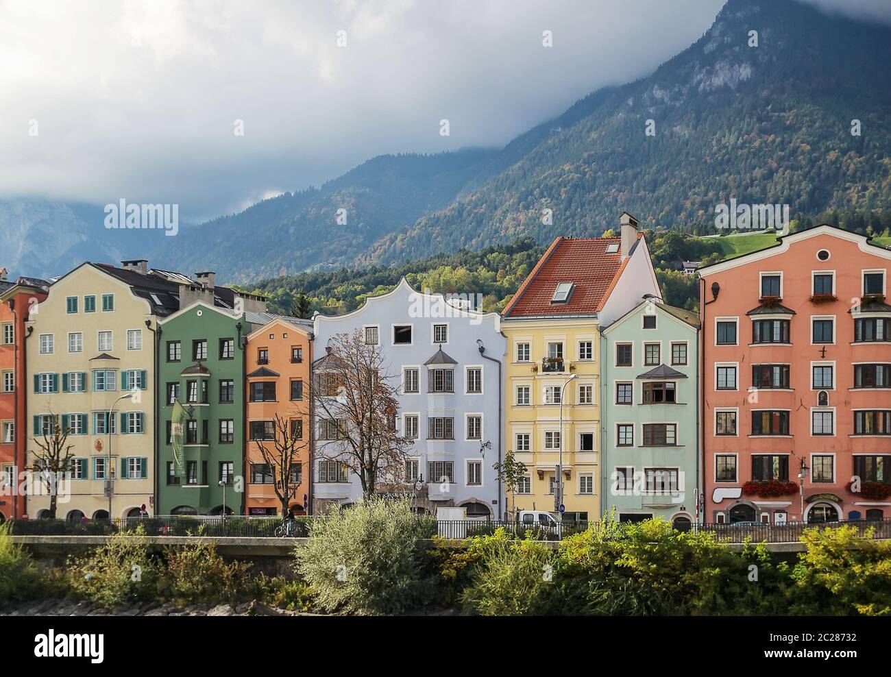 Häuser am Inn in Innsbruck, Österreich Stockfoto