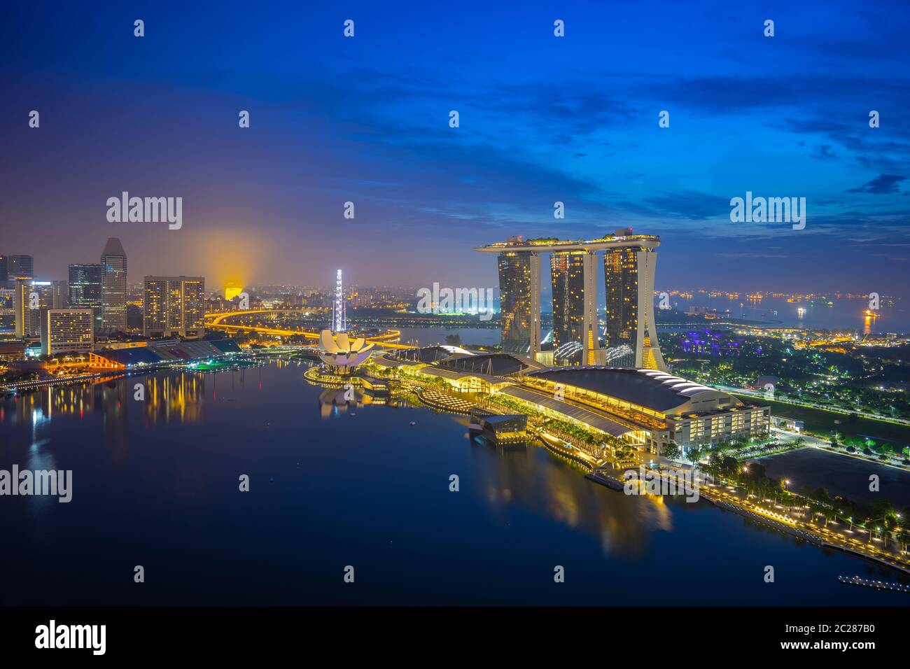 Blick auf Singapur Skyline bei Nacht Stockfoto