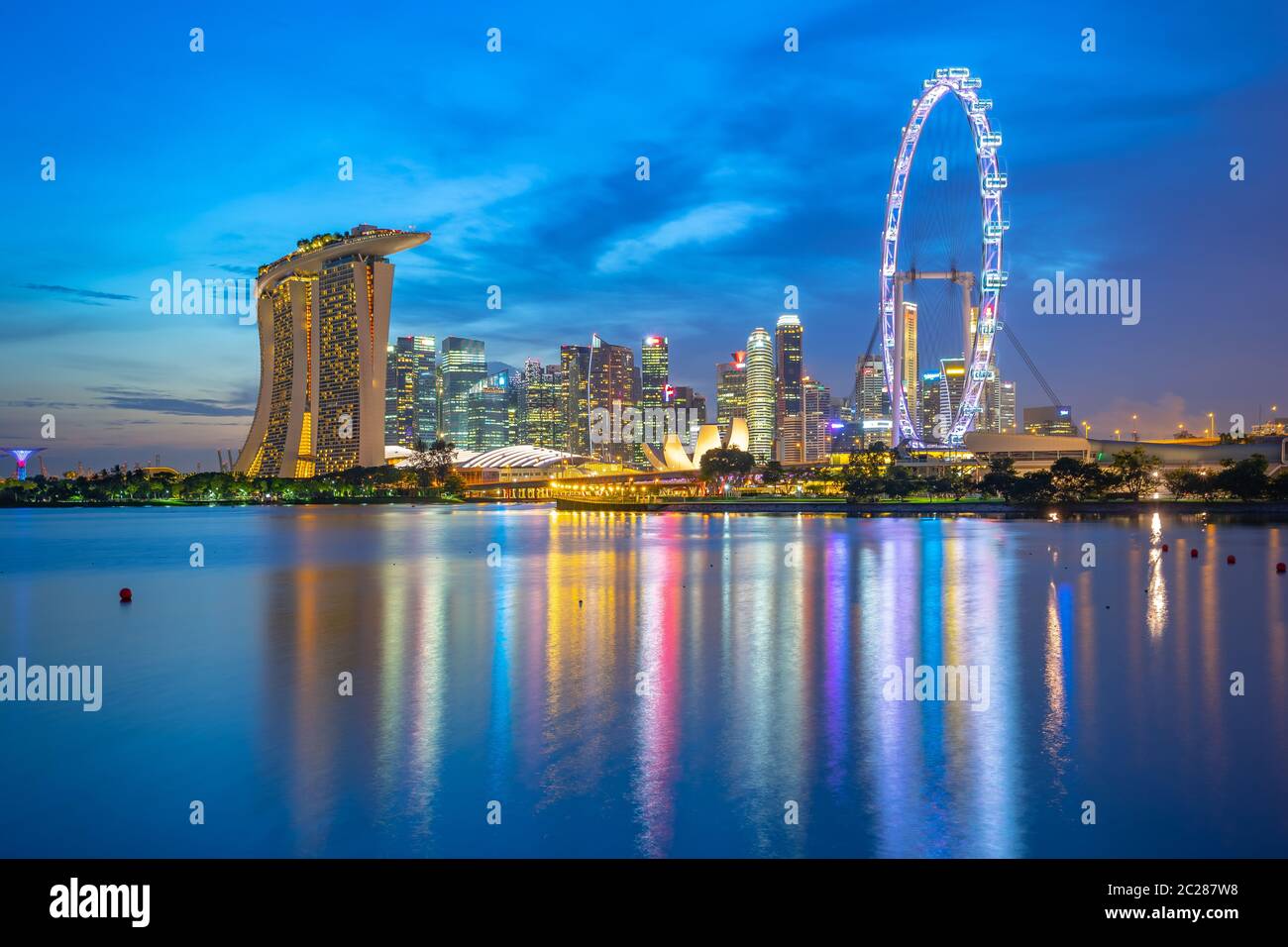 Blick auf die Skyline von Singapur mit Wahrzeichen bei Nacht Stockfoto