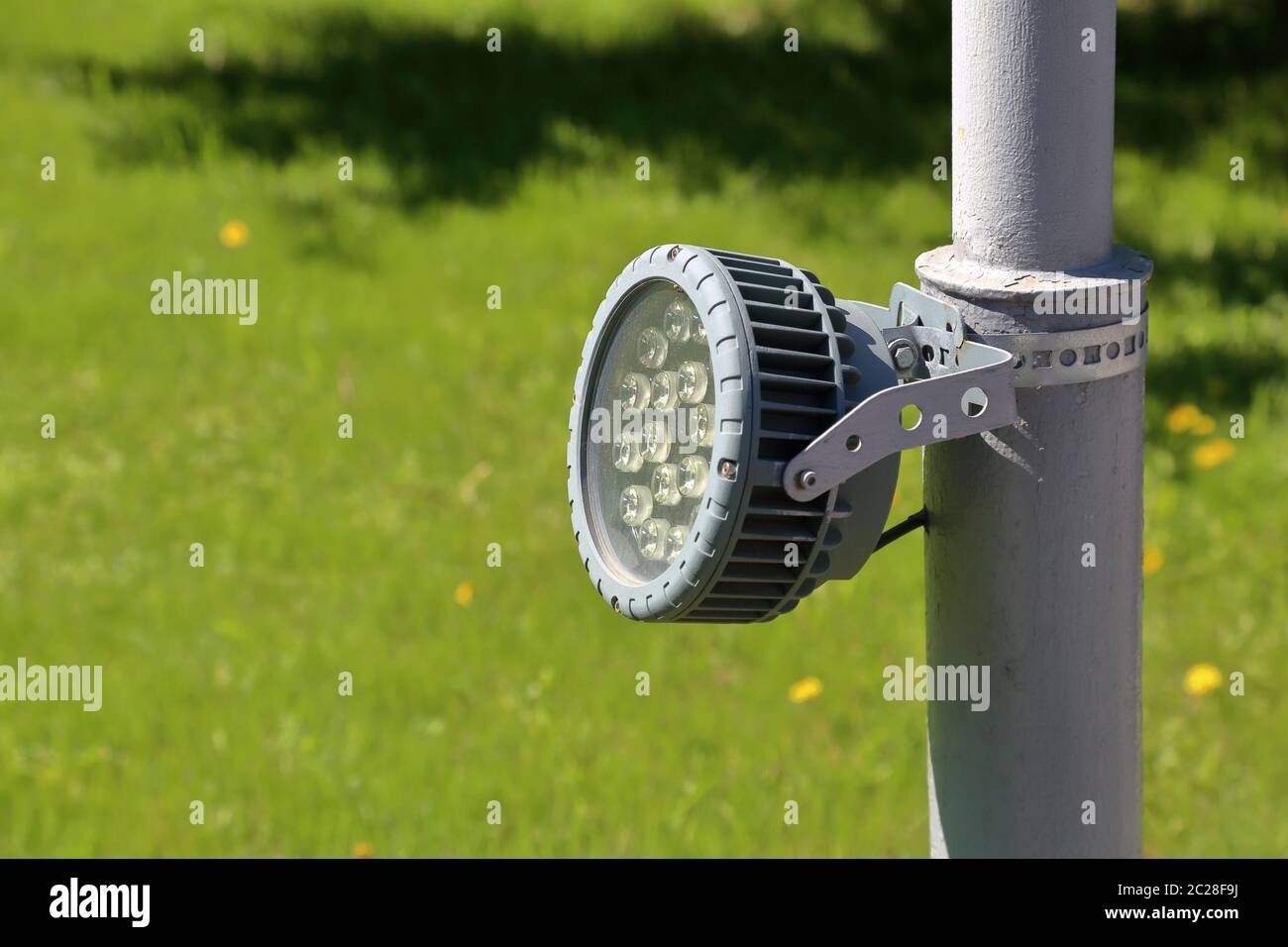 Moderne kompakte Straße LED-Lampe in grau Stockfoto