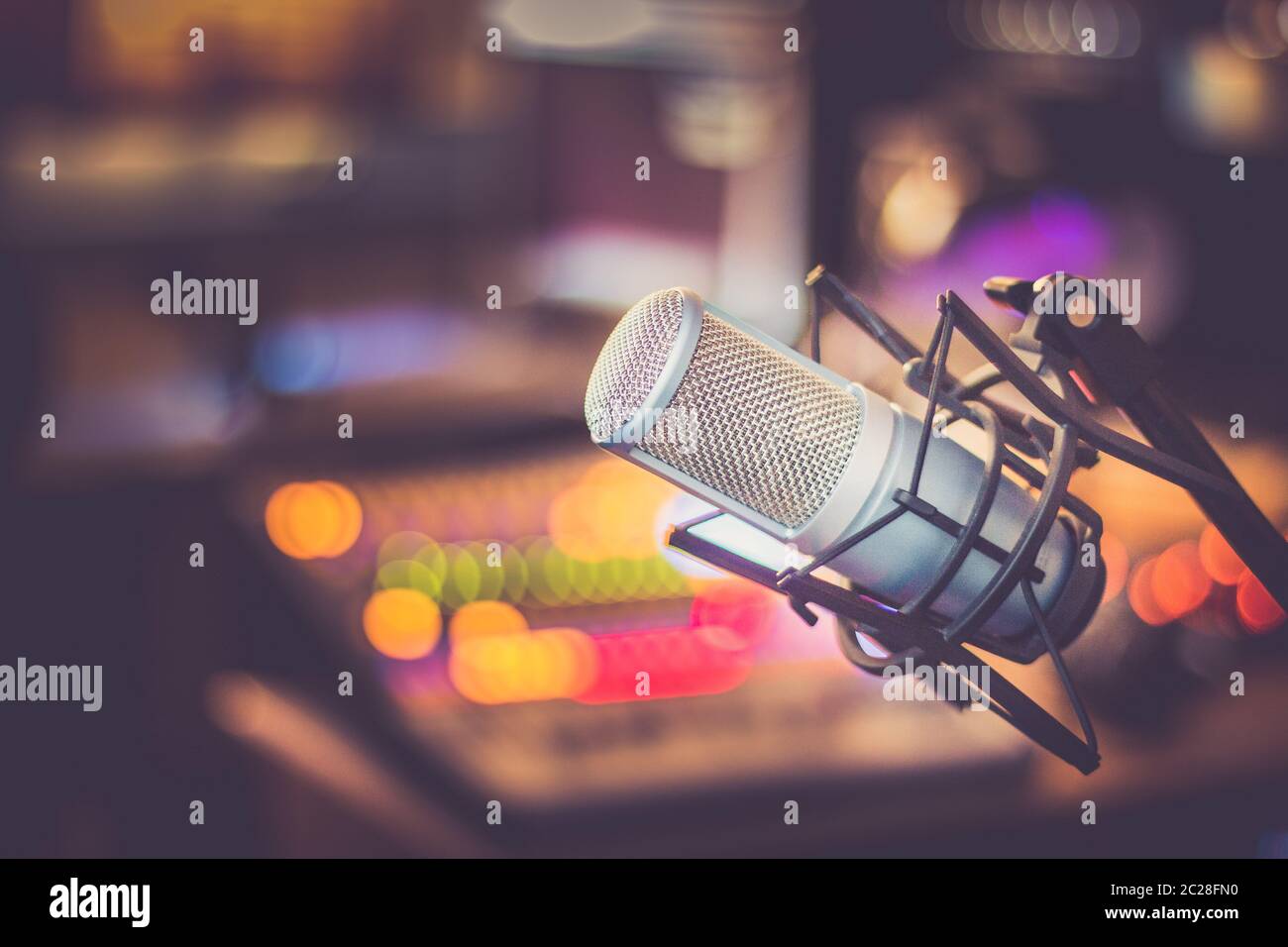 Professionelles Studio Mikrofon Aufnahmestudio Ausrustung Im Unscharfen Hintergrund Stockfotografie Alamy