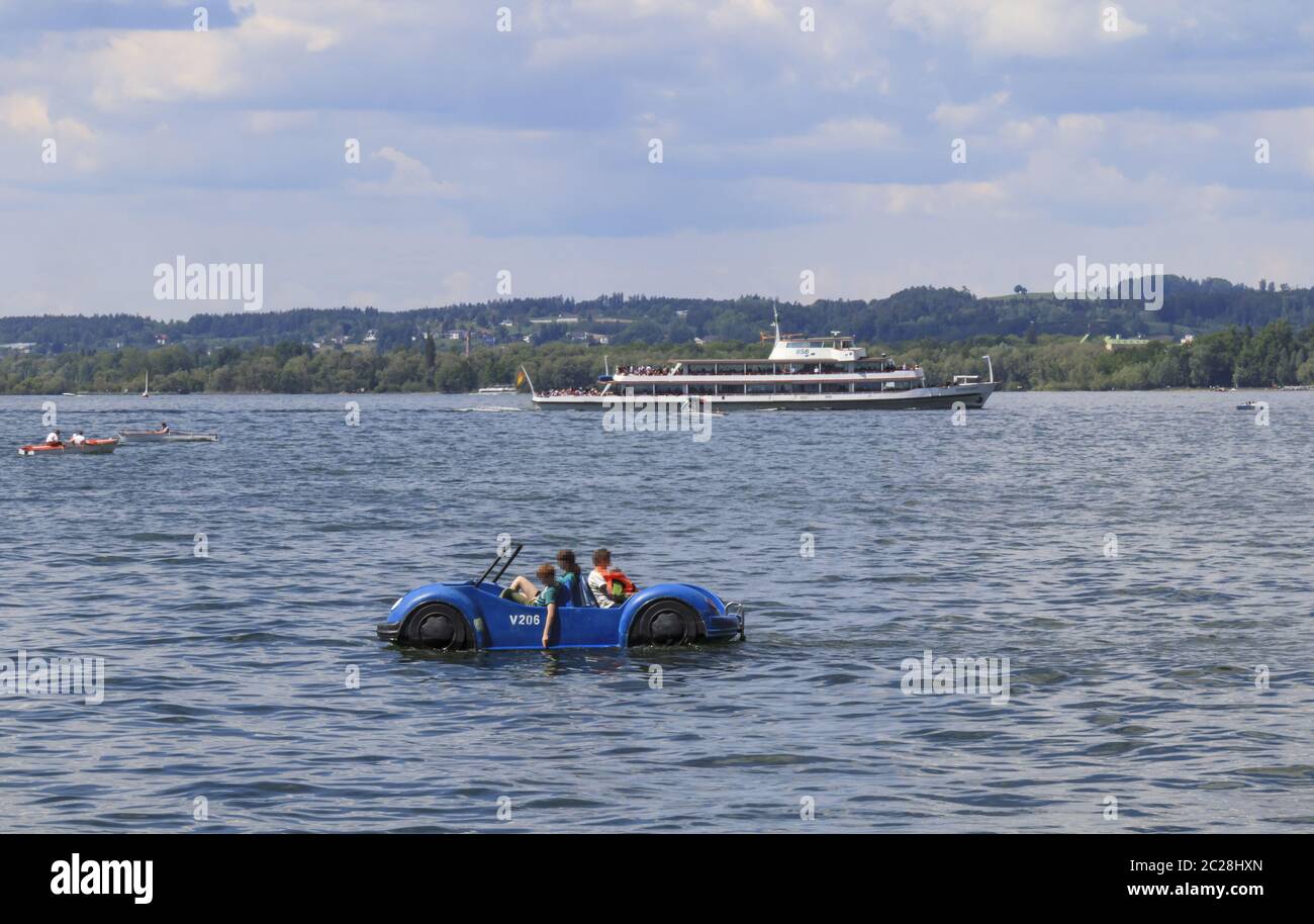 Verschiedene Wasserfahrzeuge auf dem Bodensee, Tretboot und Fähre Stockfoto