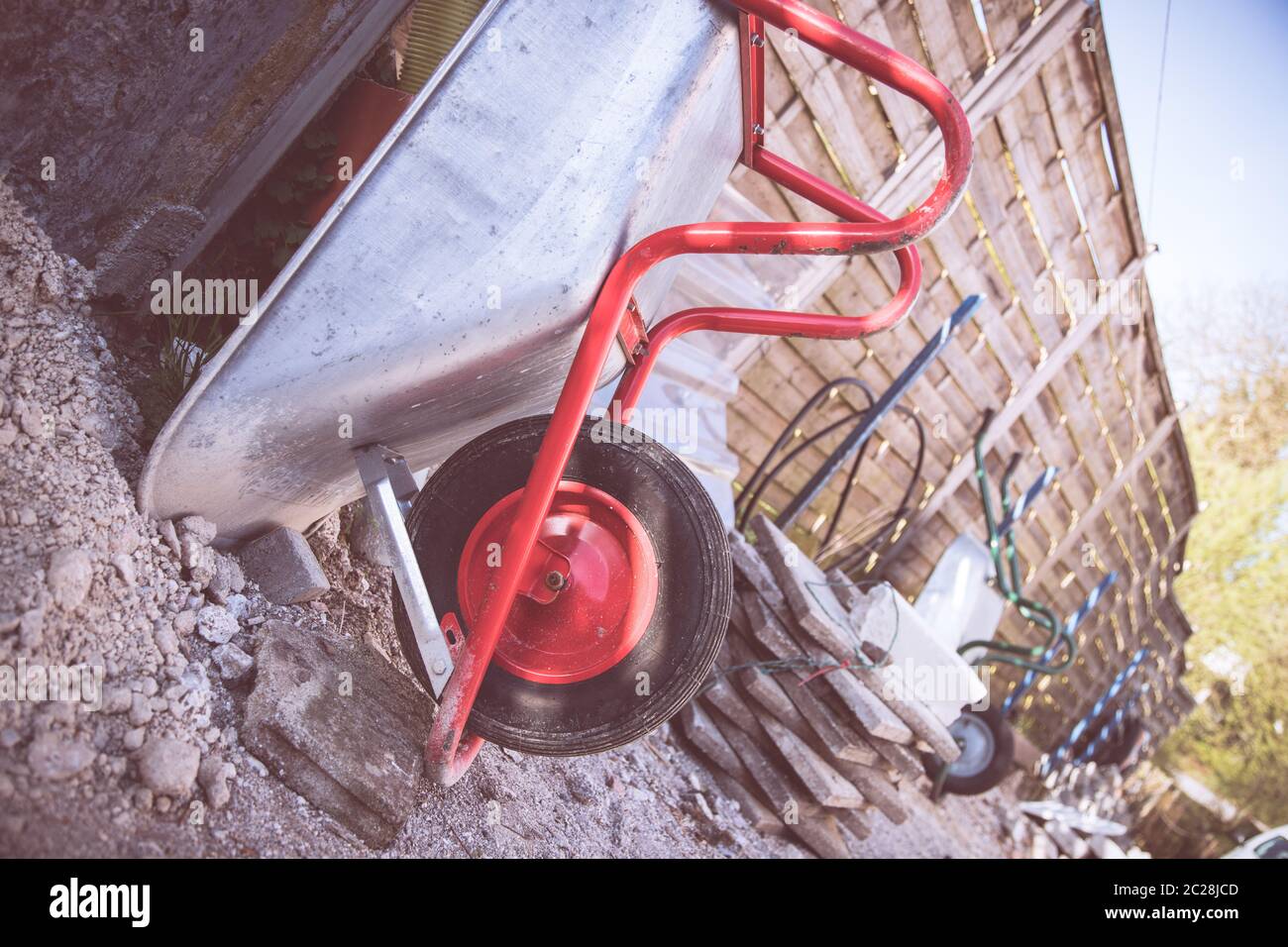 Eine Schubkarre Schieben Stockfotos Und Bilder Kaufen Alamy