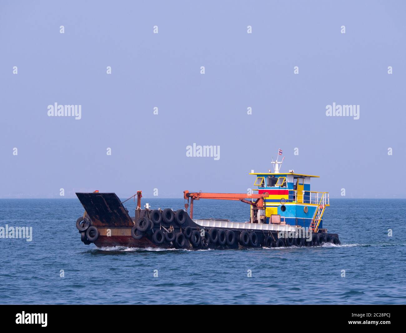 Lokale Autofähre zur Insel Ko Sichang von Siracha, einer Stadt in Chonburi, Thailand. Stockfoto