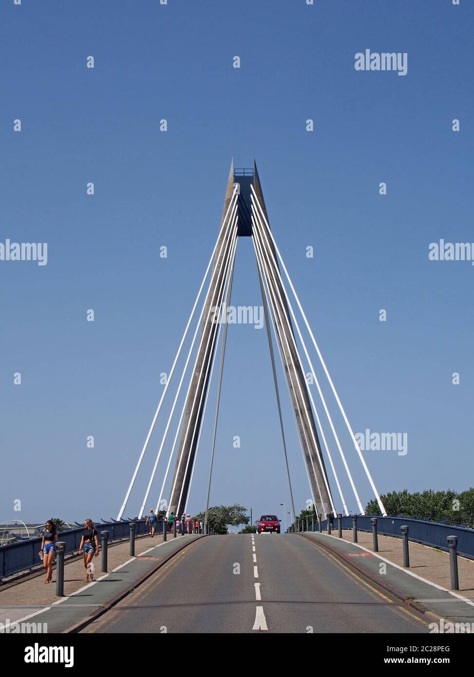 Blick auf die Hängebrücke in southport merseyside gegen einen blauen Himmel mit Auto und Fußgängern Stockfoto