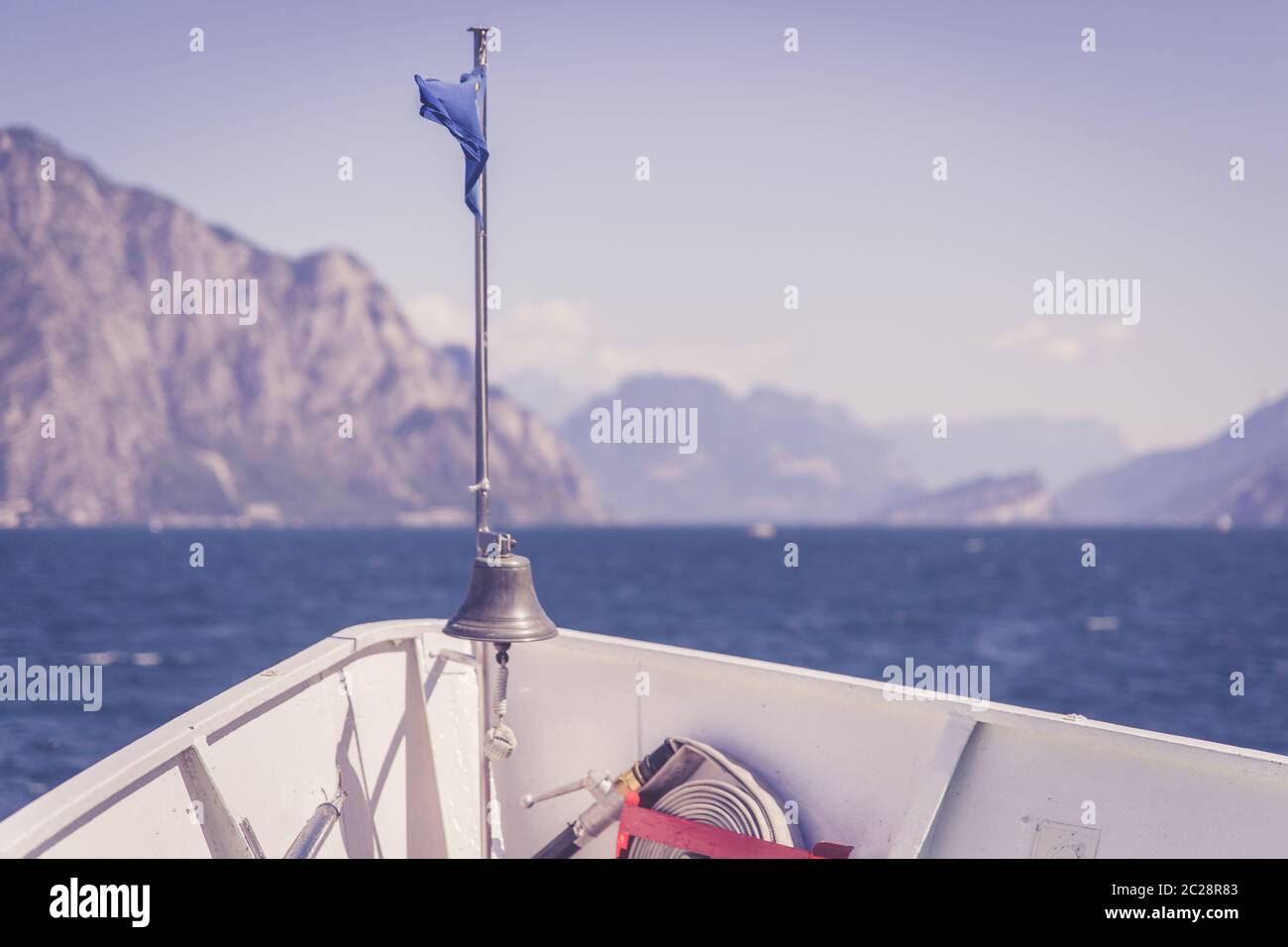 Bootstour: Bootstour, Blick über azurblaues Wasser und Bergkette. Lago di Garda, Italien Stockfoto