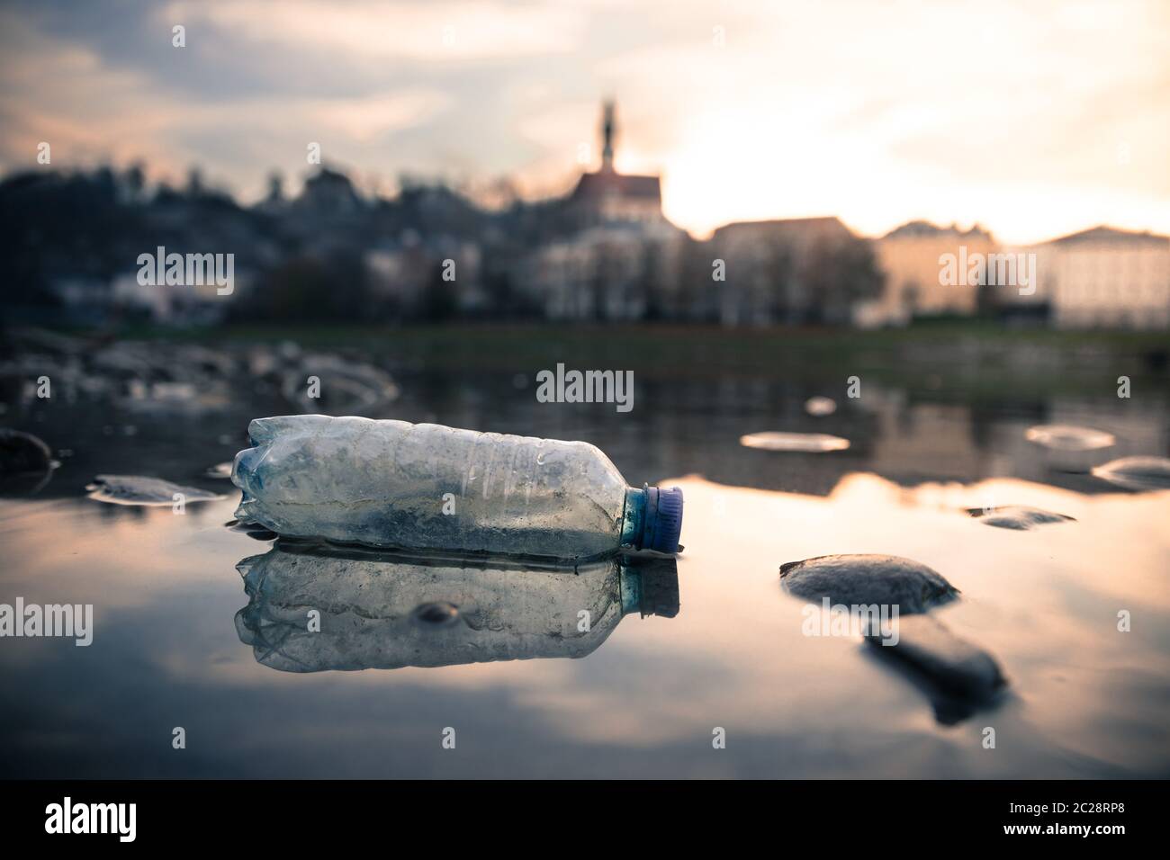 Umweltverschmutzung: Plastikflasche am Strand, Stadt Stockfoto